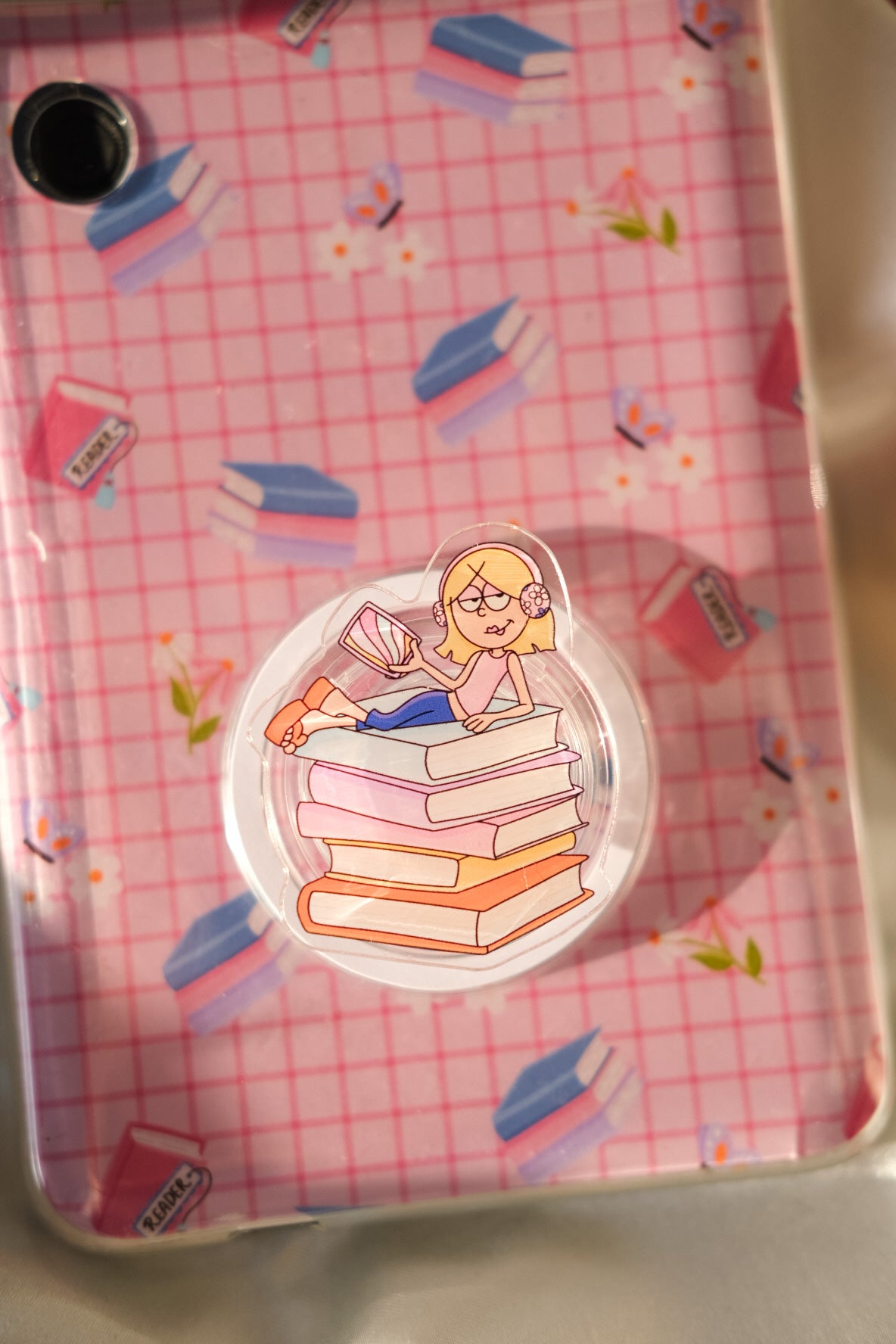 Lizzie Bookish Magnetic Grip